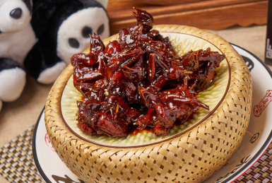 南昌特色菜品槟榔鹌鹑盛放在造型独特竹篓上