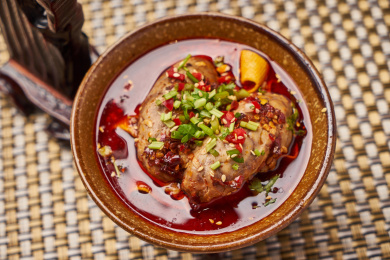 特色川菜烤脑花盛放在造型独特的瓷碗中