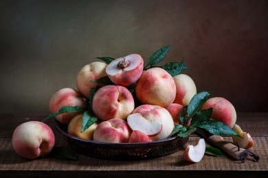 木桌上的一盘桃子 水果