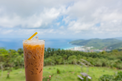 普吉岛山顶风景和泰茶