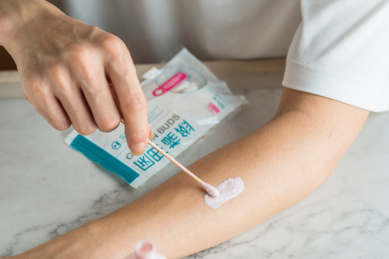 为胳膊涂抹药物