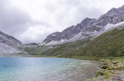 香格里拉稻城亚丁雪山湖畔大草原