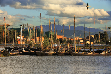 云南晋宁郑和故里夕阳下的渔村码头