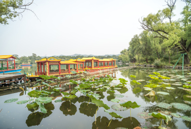 中国河北承德避暑山庄烟雨楼湖景和游船