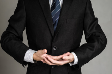 穿着正装的亚洲人托手