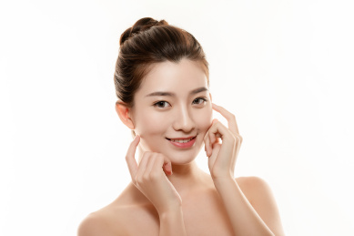 白色背景下的棚拍美妆美女