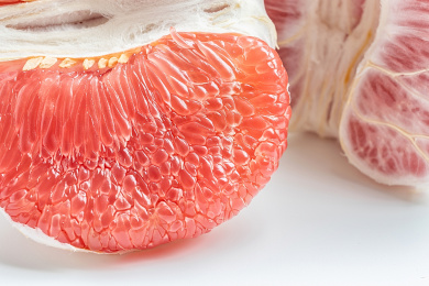 红柚子果肉在白背景上