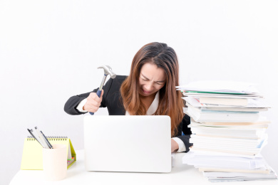 愤怒的上班族白领女性手拿锤子发泄情绪