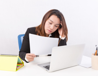 焦虑的上班族白领女性无奈的看着文件