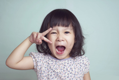 可爱漂亮的亚洲小女孩