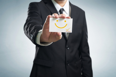 商人展示微笑名片