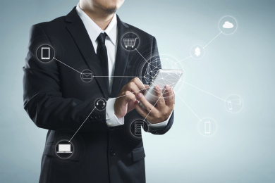 年轻商人使用电子商务特写