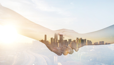 握手与城市合成图，商业合作概念图