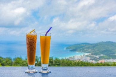 普吉岛山顶风景和ice tea和菠萝冰沙