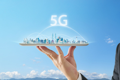 服务员手捧着大城市，5G 通讯概念图