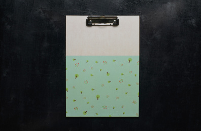 办公室用品摆设在黑色木背景