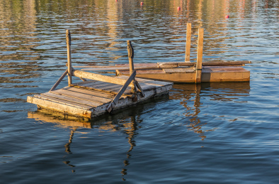 漂浮在水面的简易的小船