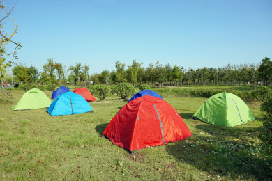 郊外公园草坪上支起的帐篷