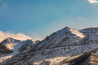 中国青海沿路雪山风貌近景山峰