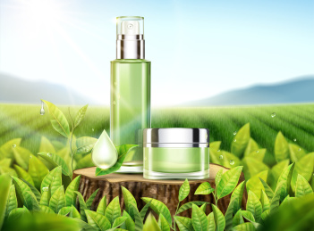 绿茶保养品放置于剖面树干平台上，茶园背景