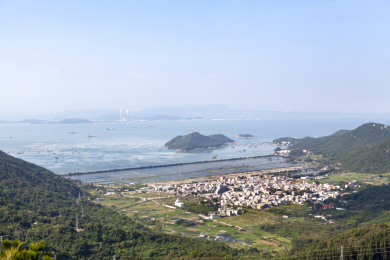 高山视野的海边村落