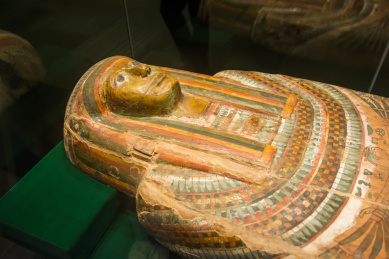 来自底比斯神庙祭司的彩绘人形棺