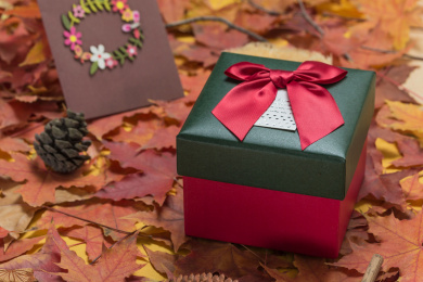 精美的礼品盒和贺卡