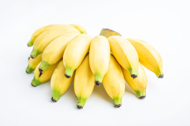 一把新鲜的黄色小米蕉在白背景上