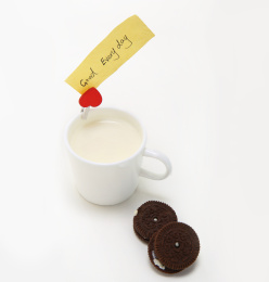 一杯牛奶配上巧克力点心 , 在白色背景上