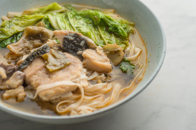 配有大白菜的酸菜鱼汤面条