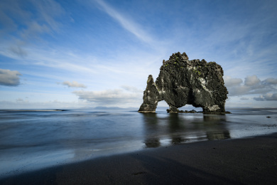 冰岛北部华姆斯唐吉海边的著名玄武岩犀牛石