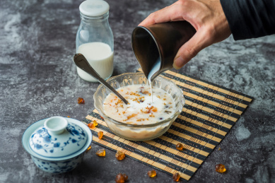桂花牛奶红枣炖桃胶