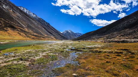 正在开发中的西藏山南地区 色布荣山谷的雪山河流美景