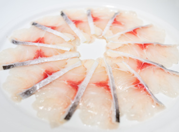 刺身里纯白色的鱼肉图片