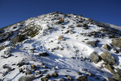 积雪的登山路线