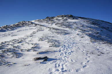 雪中的日本南阿尔卑斯山脉的间岳的登山路线