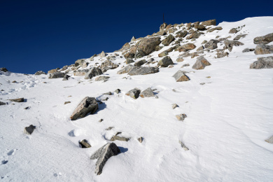 积雪的日本南阿尔卑斯山脉的山坡斜面