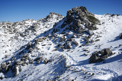 雪中的日本南阿尔卑斯山脉的北岳和间岳的登山路线