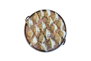 一笼饺子孤立在白色的背景上