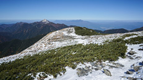 北岳的登山路线和远处的甲斐驹岳 日本南阿尔卑斯山脉