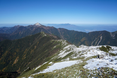 北岳的登山路线和远处的甲斐驹岳 日本南阿尔卑斯山脉