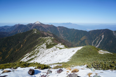 北岳的登山路线和远处的甲斐驹岳 日本南阿尔卑斯山脉