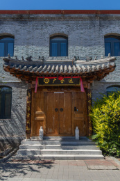 北京胡同里的徽派仿古木质大门