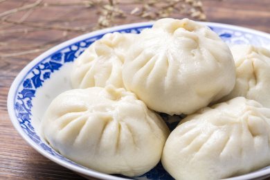 一盘素包子特写木桌面背景