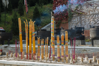 神农架神农坛景区供奉香火