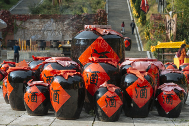 神农架神农坛景区堆放的酒坛