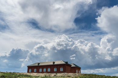 蓝天白云下的草地房屋