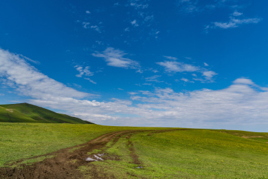 蓝天白云下山坡草原砂石地面