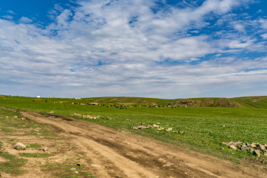 蓝天白云下山坡草原砂石地面