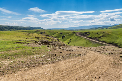 蓝天白云下山坡草原砂石地面